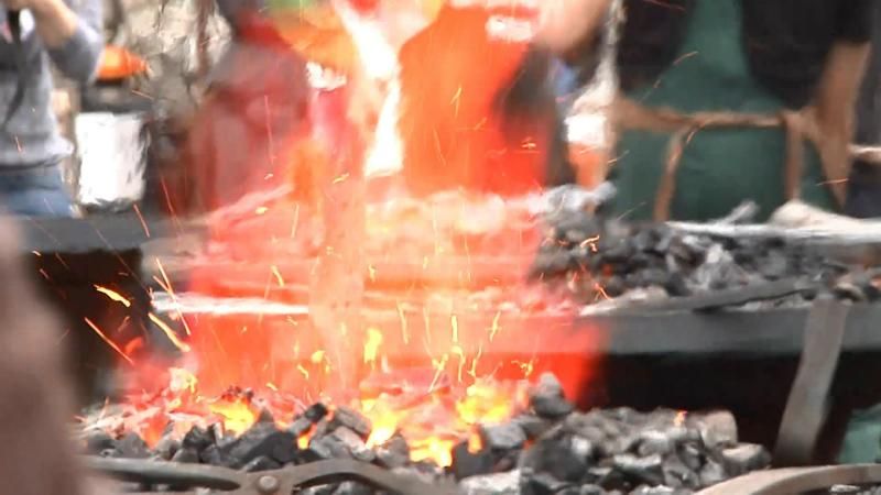 Старовинна площа в Івано-Франківську перетворилася на величезну кузню просто неба
Старовинна площа в Івано-Франківську перетворилася на величезну кузню просто неба