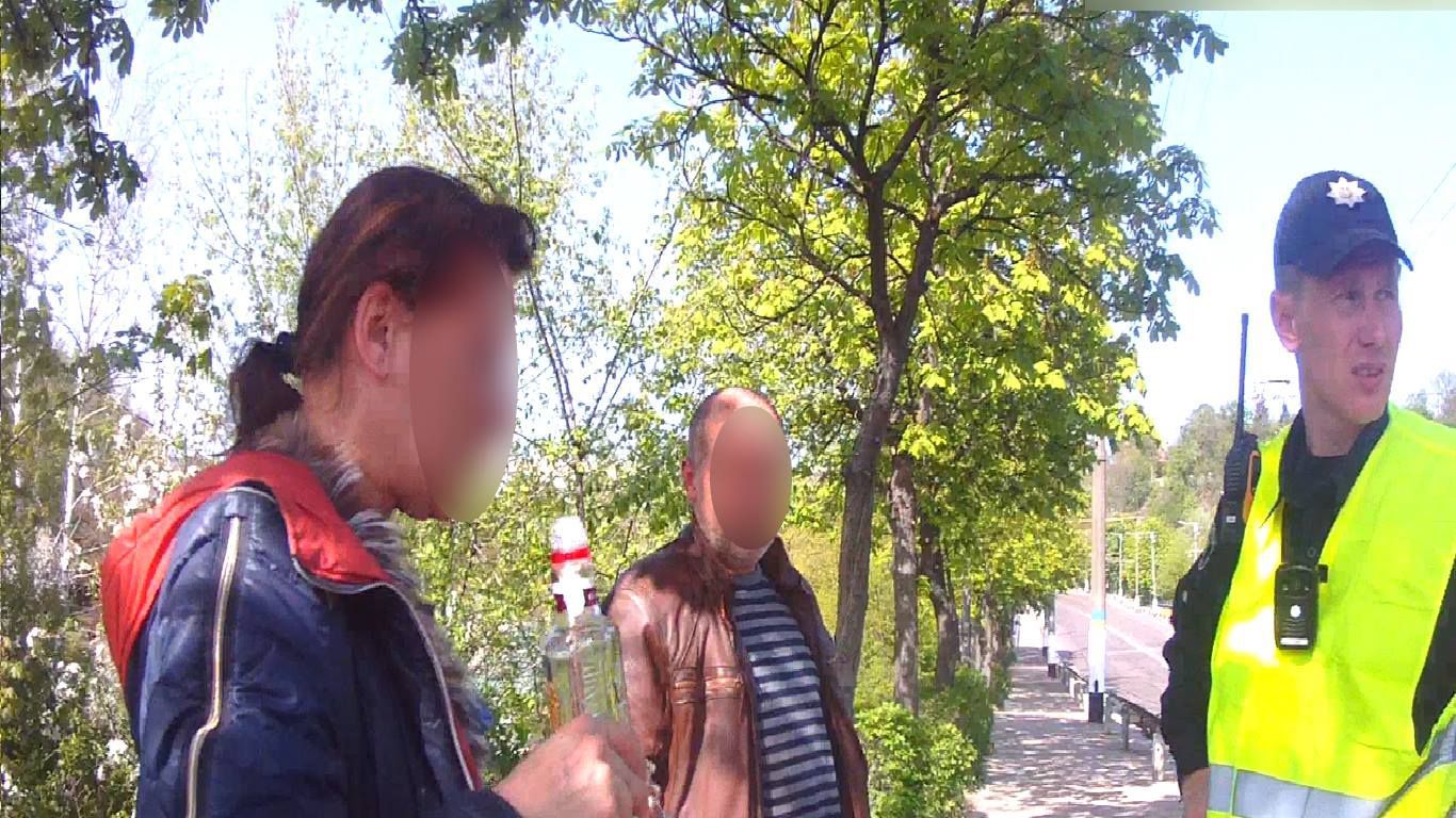 Женщина-водитель выпила водки на глазах у полиции после совершенного ДТП