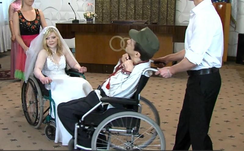 Уникальная свадьба: на Ровенщине поженилась пара молодоженов с ограниченными возможностями Уникальная свадьба: на Ровенщине поженилась пара молодоженов с ограниченными возможностями