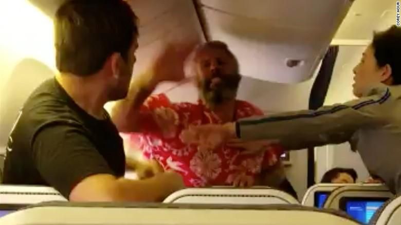 Мужчина взбесился на борту самолета и начал колотить своего соседа Мужчина взбесился на борту самолета и начал колотить своего соседа