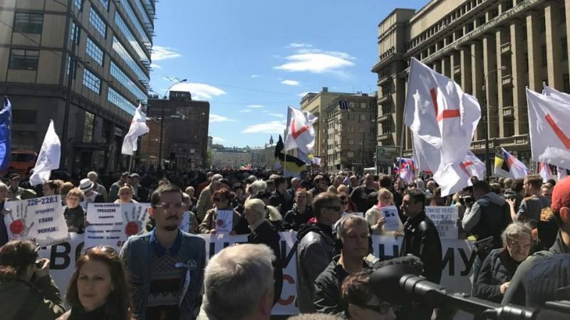 "Революция" и "Путин – вор": в Москве многолюдный митинг к годовщине акции на Болотной