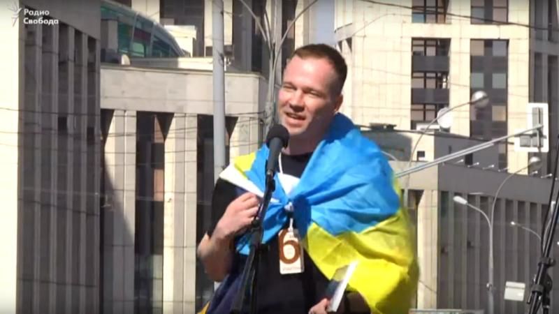 Фотофакт: в’язень Кремля прийшов на мітинг у Москві з синьо-жовтим прапором