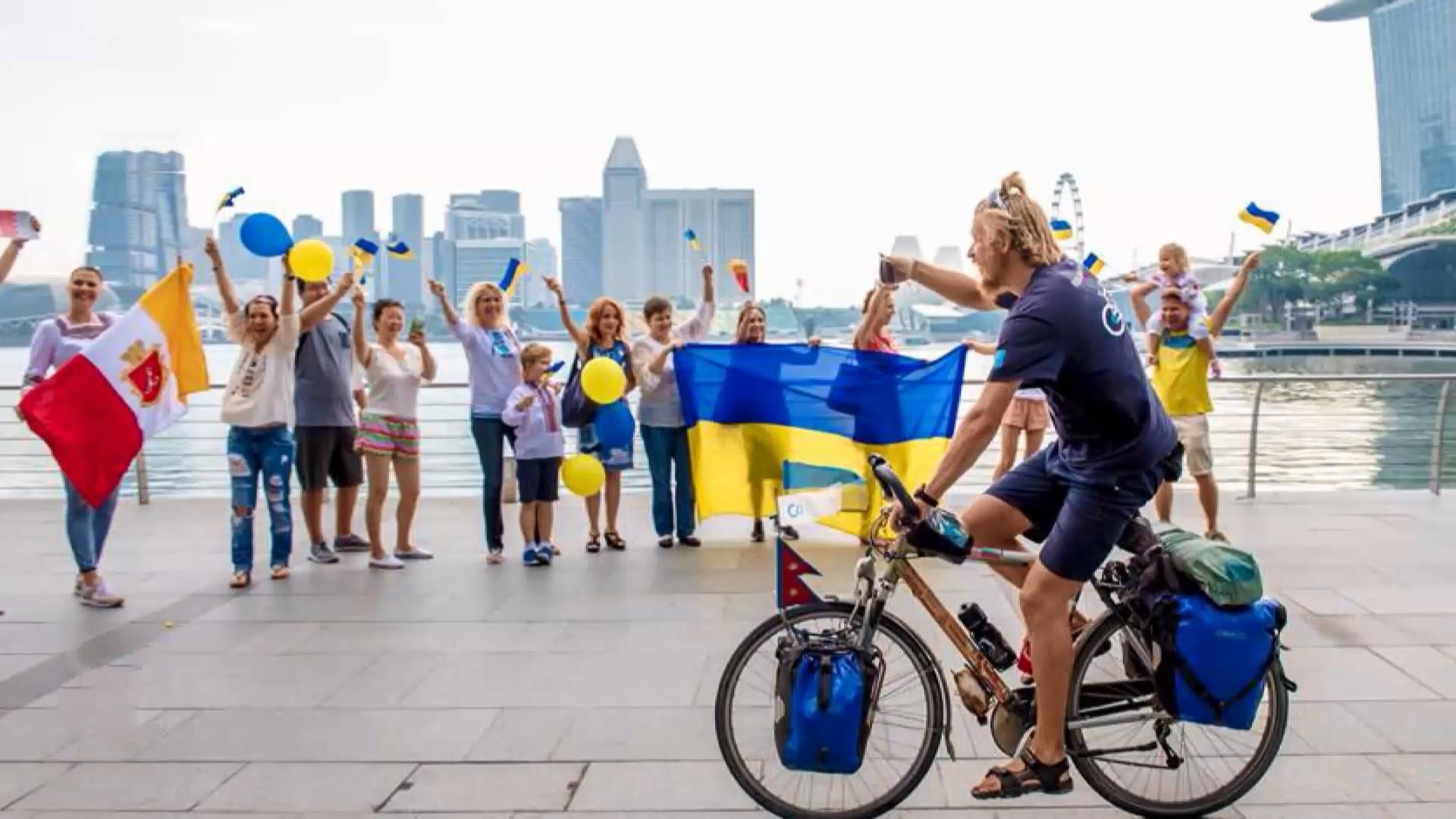 Неймовірна історія: українець проїхав з Одеси до Сингапура на велосипеді