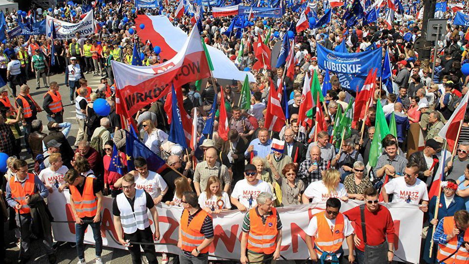 "Марш свободи" у Варшаві: десятки тисяч поляків вийшли на протести