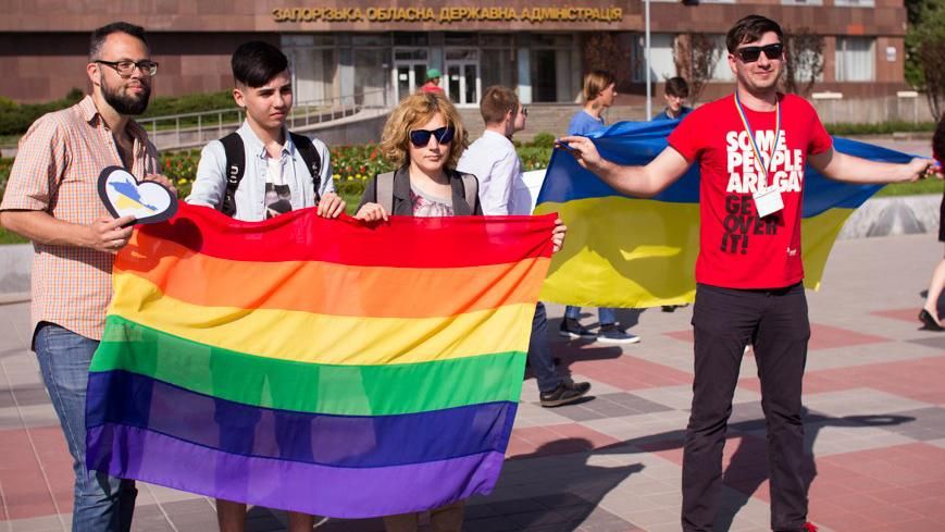 Учасників ЛГБТ-флешмобу побили у Запоріжжі: опубліковано відео