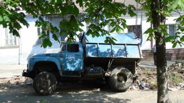 Грузовик провалился под асфальт в Одесской области