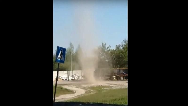 У Дніпрі пронісся міні-смерч: у мережі поширюють відео У Дніпрі пронісся міні-смерч: у мережі поширюють відео