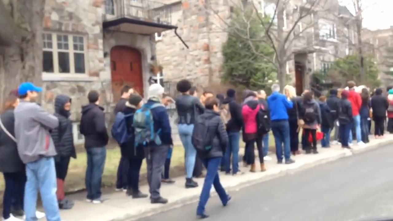 Французи вишикувалися у двокілометрову чергу під дощем, щоб проголосувати Французи вишикувалися у двокілометрову чергу під дощем, щоб проголосувати