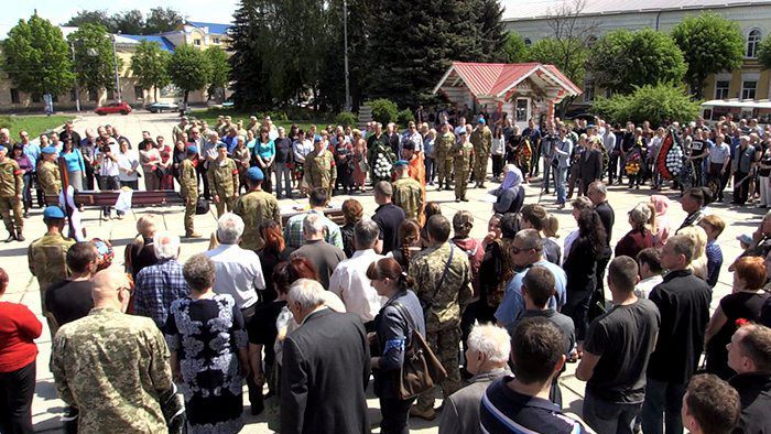Прощання із загиблим снайпером АТО у Житомирі: люди стали на коліна