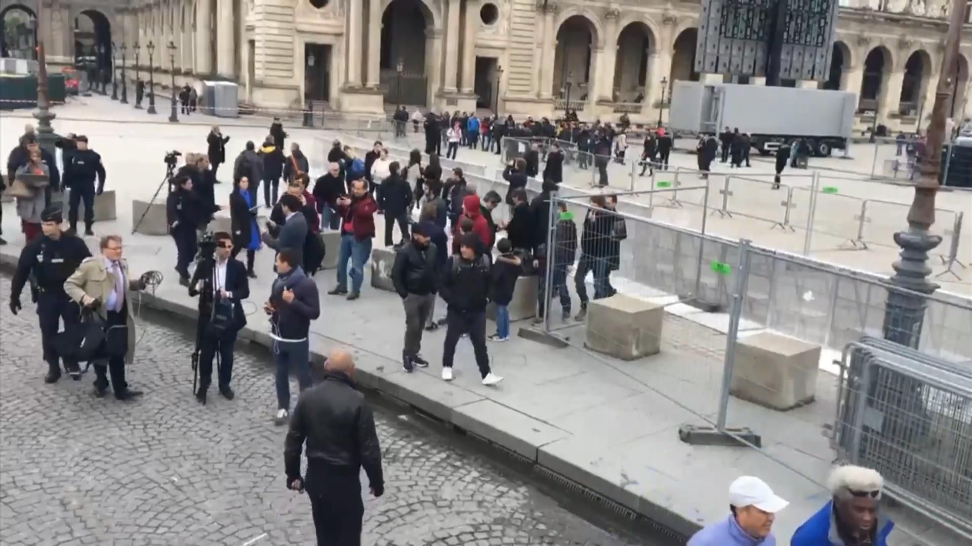 В Лувре объявили эвакуацию после сообщения об опасности
