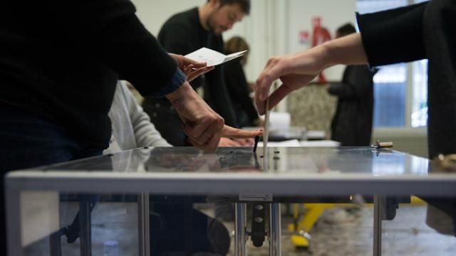 Выборы во Франции поражают низкой явкой: в МВД озвучили цифры Выборы во Франции поражают низкой явкой: в МВД озвучили цифры