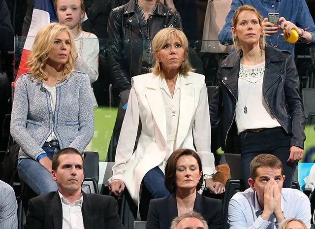 Бріджит Макрон із доньками Бріджит Макрон із доньками