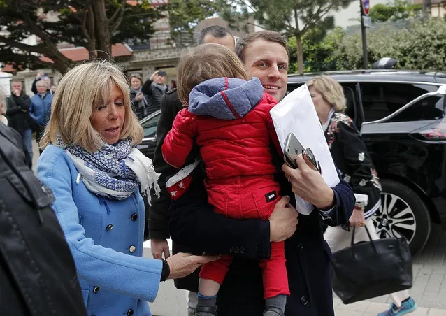 Макрон із онуком Бріджит Макрон із онуком Бріджит