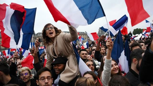 Взрыв безудержной радости: как Париж празднует избрание Макрона президентом