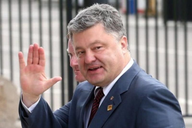 Порошенко привітав Макрона з перемогою на президентських виборах