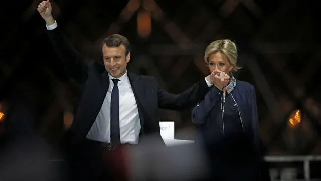 Бріжіт Макрон ніжно поцілувала руку чоловіка Бріжіт Макрон ніжно поцілувала руку чоловіка