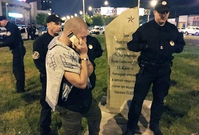 Активісти в Одесі домоглися демонтажу комуністичного пам’ятника Активісти в Одесі домоглися демонтажу комуністичного пам’ятника