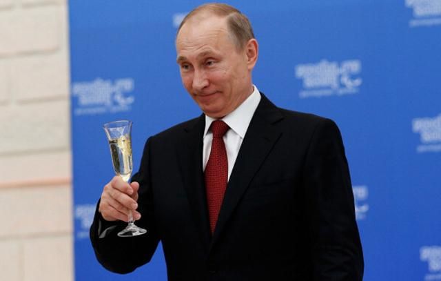 Путін привітав Макрона з перемогою та згадав про недовіру