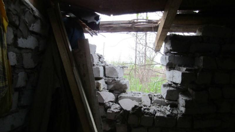 Бойовики цинічно обстріляли жилі квартали міста на Луганщині: з'явилися фото наслідків 
