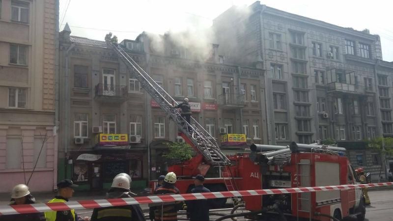 В центрі Києва палає хостел: опубліковані перші фото 