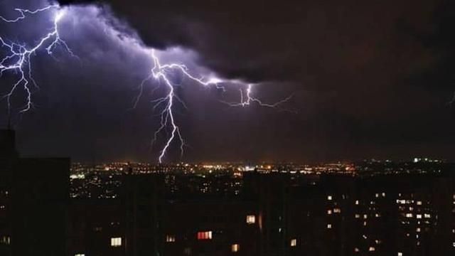 На Київ насувається гроза і шторм: у КМДА озвучили основні правила поводження На Київ насувається гроза і шторм: у КМДА озвучили основні правила поводження