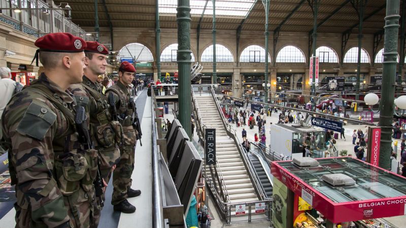 Полиция Парижа срочно эвакуировала всех людей с вокзала