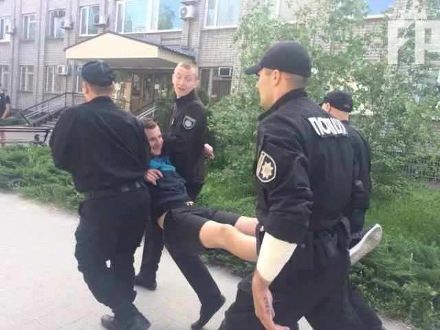 Одного активіста затримали Одного активіста затримали