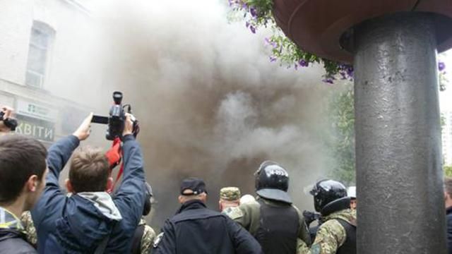 Столкновения в Киеве 9 мая: пострадал правоохранитель