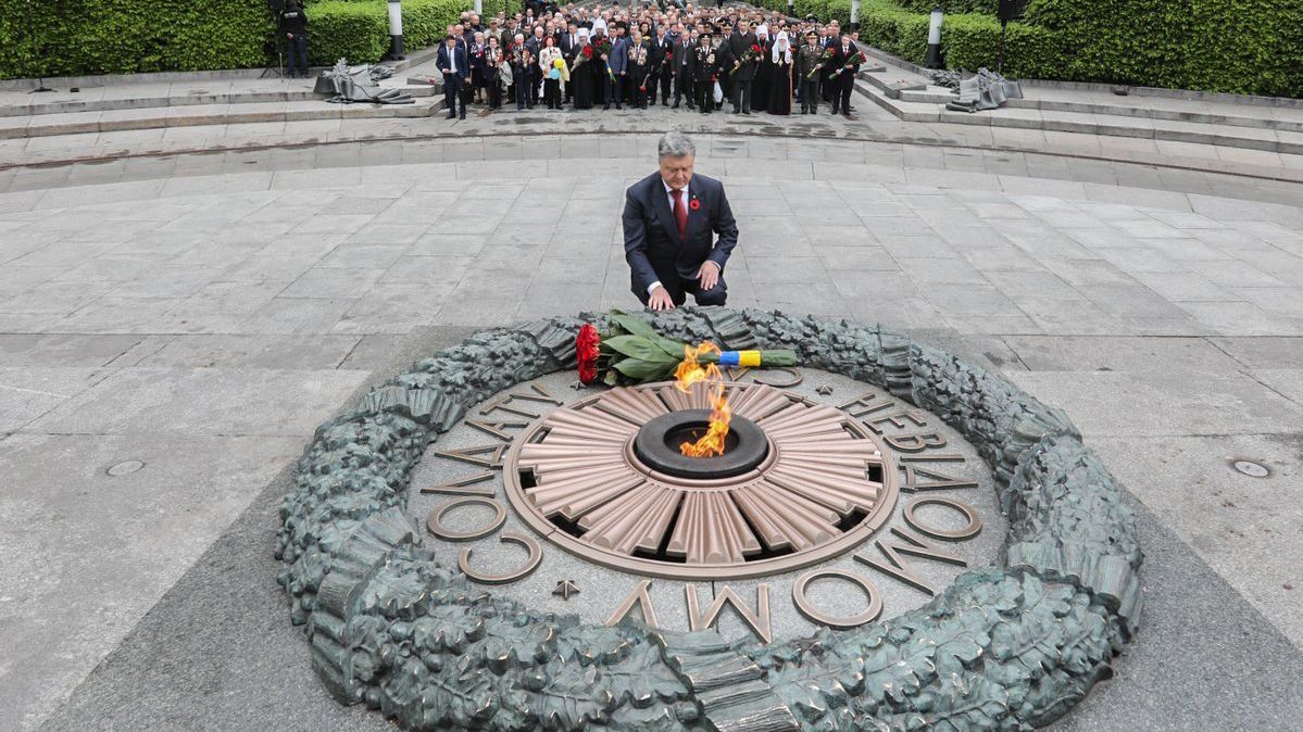 Ми більше не святкуватимемо День перемоги за російським сценарієм, – Порошенко