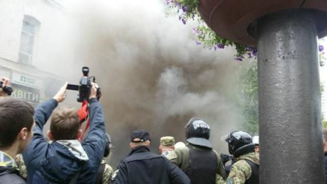 Гаряче біля штабу ОУН у Києві: в хід пішли яйця, картопля і димові шашки