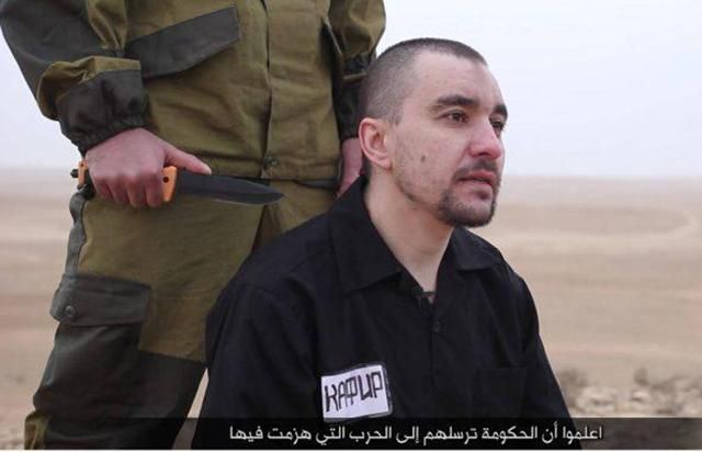 Терористи "Ісламської держави" жорстоко стратили російського військового в Сирії Терористи "Ісламської держави" жорстоко стратили російського військового в Сирії