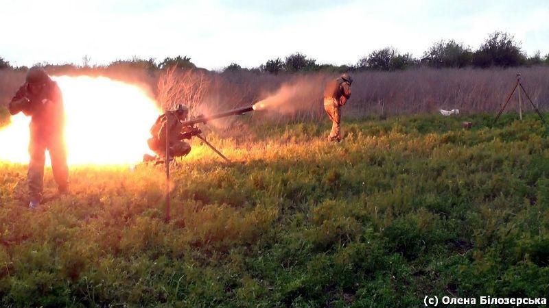 Два постріли в яблучко – бійці показали, як "привітали" ворога зі святом Два постріли в яблучко – бійці показали, як "привітали" ворога зі святом