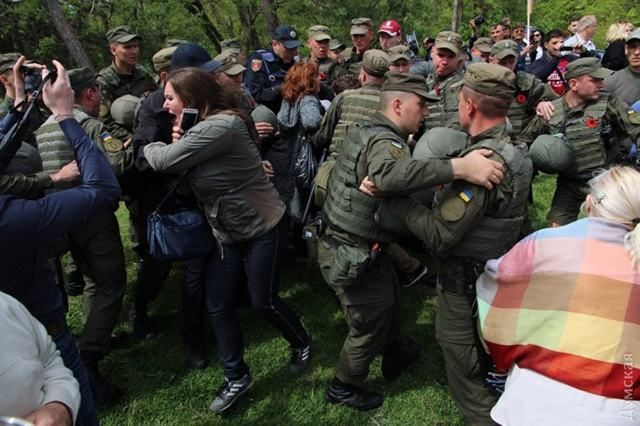 В Одессе активист принес портрет Шухевича на мероприятия к 9 мая: полиция разнимала схватки