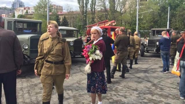 В Одесі затримали людей з радянськими прапорами: з'явились фото