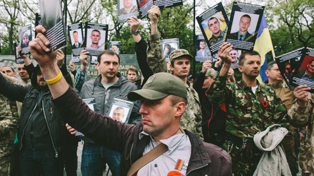 Участники АТО пришли на акции 9 мая с фото погибших собратьев Участники АТО пришли на акции 9 мая с фото погибших собратьев