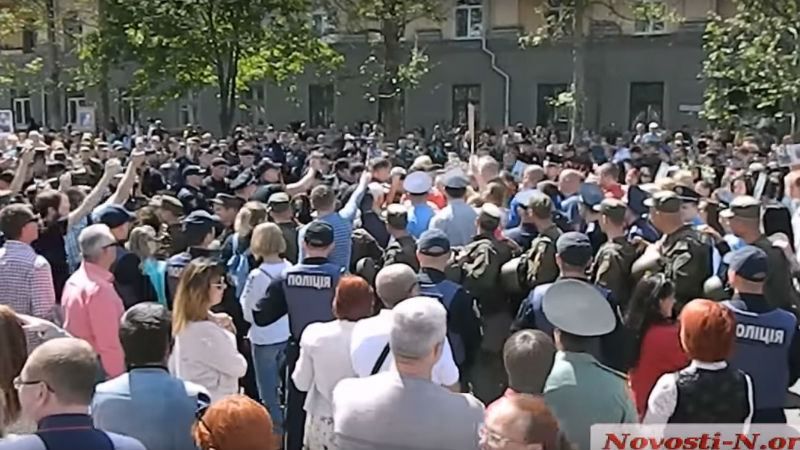 Миколаєвом пройшлись одразу два "Безсмертні полки": співали про Бандеру і "Катюшу" Миколаєвом пройшлись одразу два "Безсмертні полки": співали про Бандеру і "Катюшу"