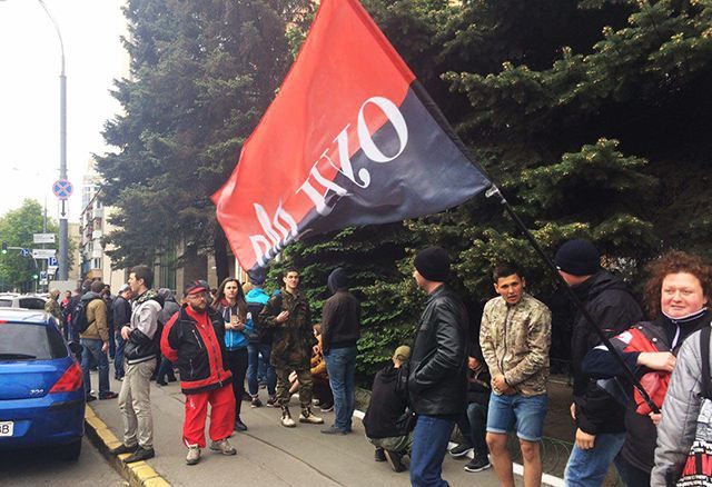 В Киеве члены "Добровольческого движения ОУН" требуют под райотделом полиции освободить задержанных активистов В Киеве члены "Добровольческого движения ОУН" требуют под райотделом полиции освободить задержанных активистов