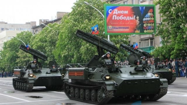 Парад в оккупированном Луганске: боевики согнали "запрещенную" технику