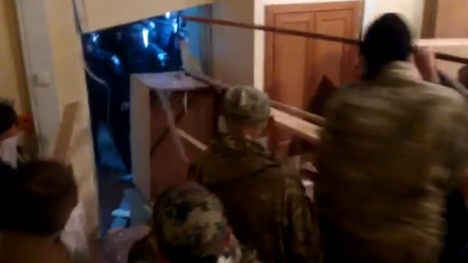 З'явилося відео сутичок за участю правоохоронців у штабі ОУН у Києві 