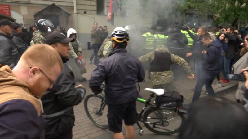 Скільки сотень тисяч людей в Україні вийшли на вулиці на урочистості 9 травня
Скільки сотень тисяч людей в Україні вийшли на вулиці на урочистості 9 травня