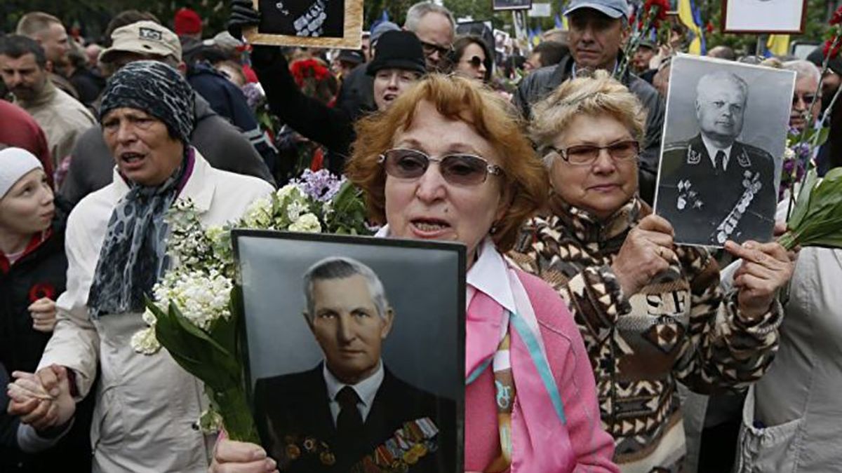 Участники "Бессмертного полка" выступили за убийство украинцев на Донбассе Участники "Бессмертного полка" выступили за убийство украинцев на Донбассе