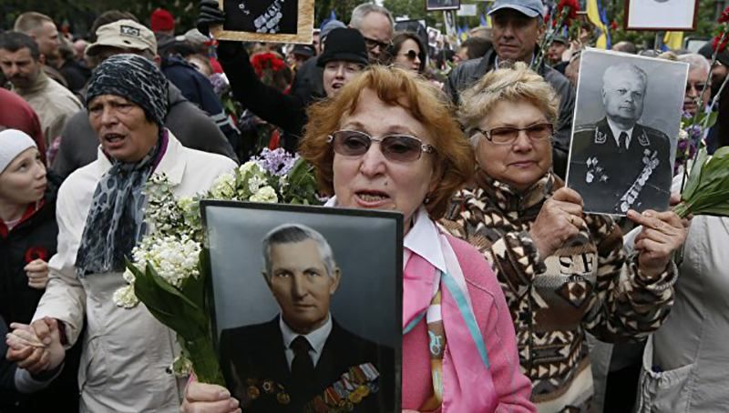 Участники "Бессмертного полка" выступили за убийство украинцев на Донбассе