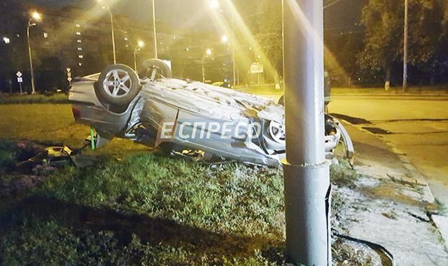 Авто перекинулося на дах у Києві: є постраждалі Авто перекинулося на дах у Києві: є постраждалі