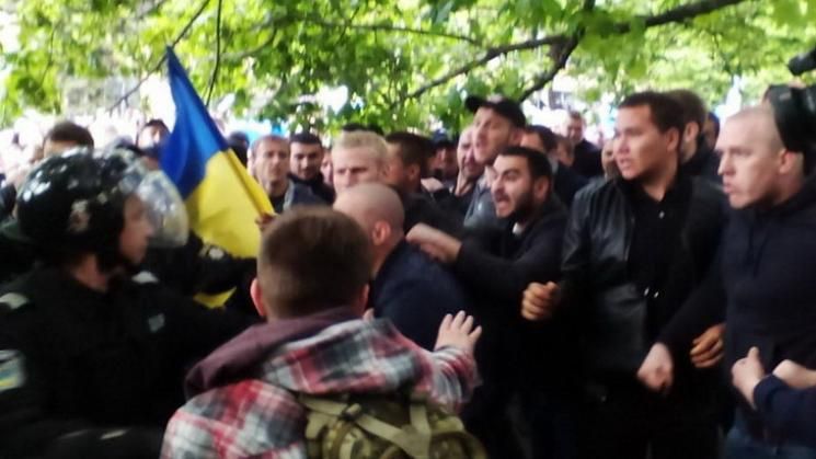 Луценко про побиття ветеранів АТО: Генпрокуратура розслідує ганебну співпрацю поліції і тітушок Луценко про побиття ветеранів АТО: Генпрокуратура розслідує ганебну співпрацю поліції і тітушок