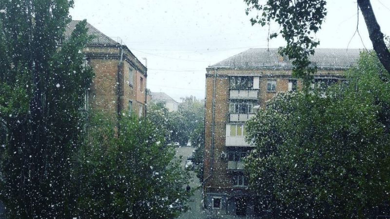Нічого особливого – просто 10 травня у Києві випав сніг: приголомшливі кадри