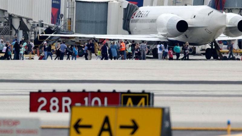 В аеропорту Флориди відбулись сутички між пасажирами та поліцією: з'явилось відео В аеропорту Флориди відбулись сутички між пасажирами та поліцією: з'явилось відео