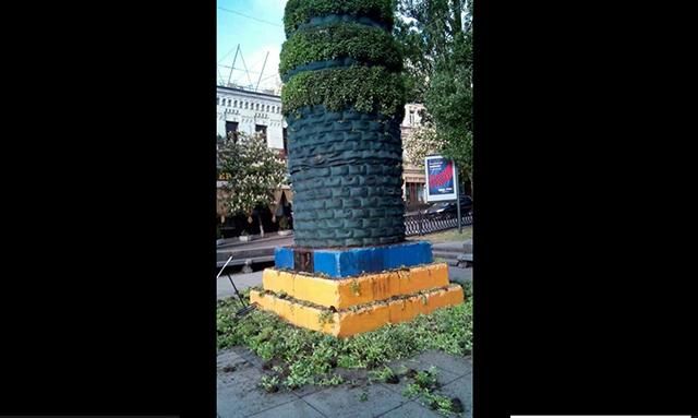 Невідомі зруйнували в Києві "живу" інсталяцію на місці пам’ятника Леніну