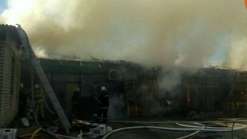 Дарницький ринок у Києві охопила масштабна пожежа: опубліковані перші фото Дарницький ринок у Києві охопила масштабна пожежа: опубліковані перші фото