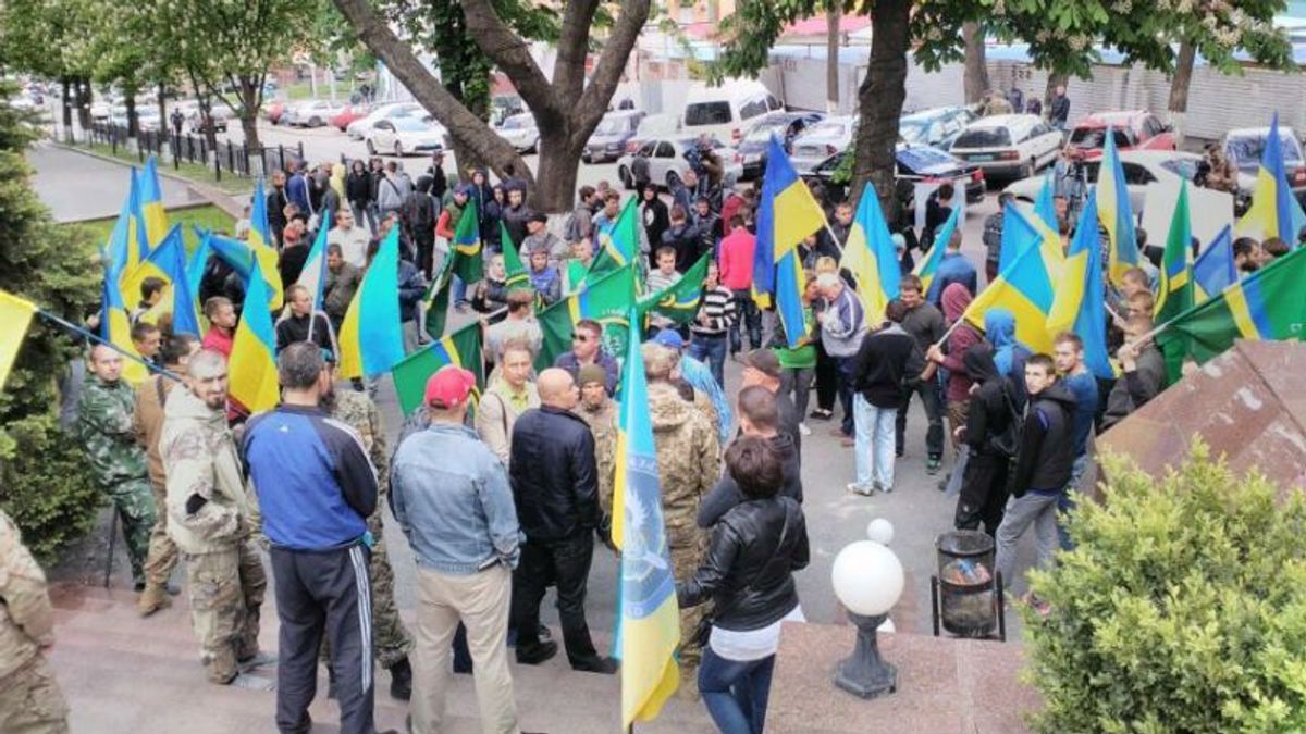 У Дніпрі пікетують місцеву поліцію, вимагають покарати винних У Дніпрі пікетують місцеву поліцію, вимагають покарати винних