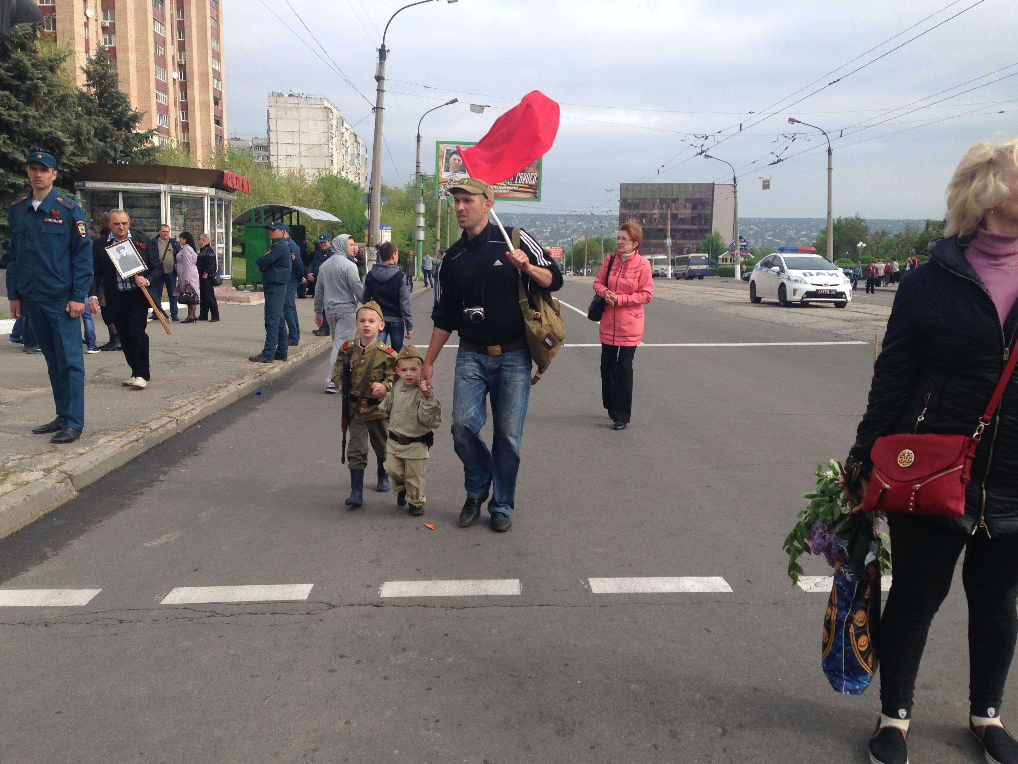9 мая в Луганске: день памяти, карнавал и вторая Пасха